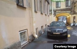 Дом на улице Смоленской, 1. Окна, "прорубленные" в подвале