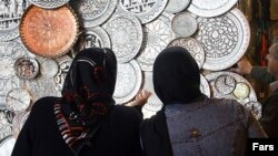 سهم کالاهاى صنعتى، کشاورزى، معدنى، فرش و صنايع دستى در صادرات غير نفتى ايران تنها حدود چهار ميليارد دلار بوده است.