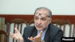 Чрезвычайный и Полномочный Посол Мехди Собхани встречается с журналистом в посольстве Ирана в Армении, 6 февраля 2025 г.