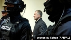 Oligarhul Vladimir Plahotniuc, escortat de polițiști mascați la Judecătoria Buiucani. Chișinău, 3 decembrie 2025. 