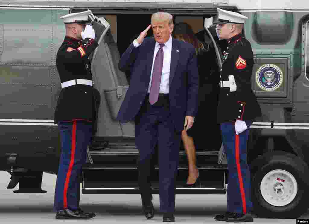 Президент США Дональд Трамп відповідає на вітання, коли він виходить із президентського вертольоту Marine One після участі в заходах вшанування пам&rsquo;яті жертв 11 вересня у &laquo;Національному меморіалі Рейсу 93&raquo;