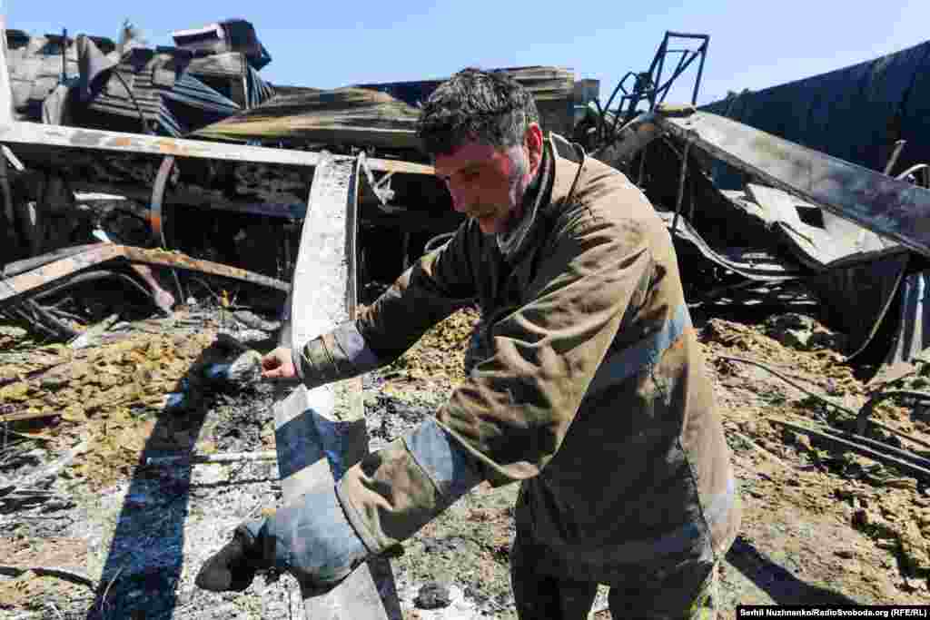 Втомлений рятувальник, який працює на розборі завалів ТРЦ в Кременчуці Полтавської області, куди влучила російська ракета, 28 червня 2022 року