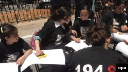 Донишҷӯёни фаластинӣ дар шаҳри Наблус ба ҳангоми ёдоварӣ аз солгарди Накба