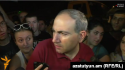 Депутат Никол Пашинян на улице Хоренаци, Ереван, 19 июля 2016 г.