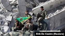 اعضای «نیروهای دموکراتیک سوریه»، ائتلافی با محوریت کردها و تحت حمایت آمریکا، در شهر رقه .