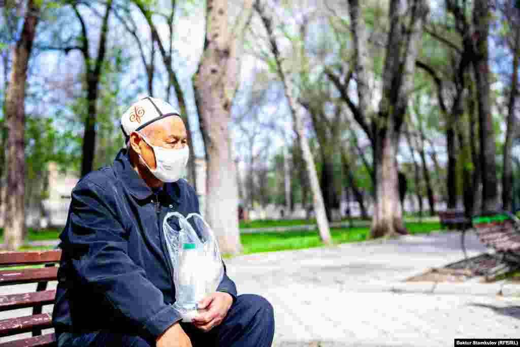 Эс алуу багында отурган ата.&nbsp;