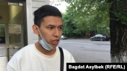 Темірлан Еңсебек полиция тергеуінен шыққаннан кейін ақпарат құралдарына сұхбат беріп тұр. Алматы, 15 мамыр 2021 жыл. 
