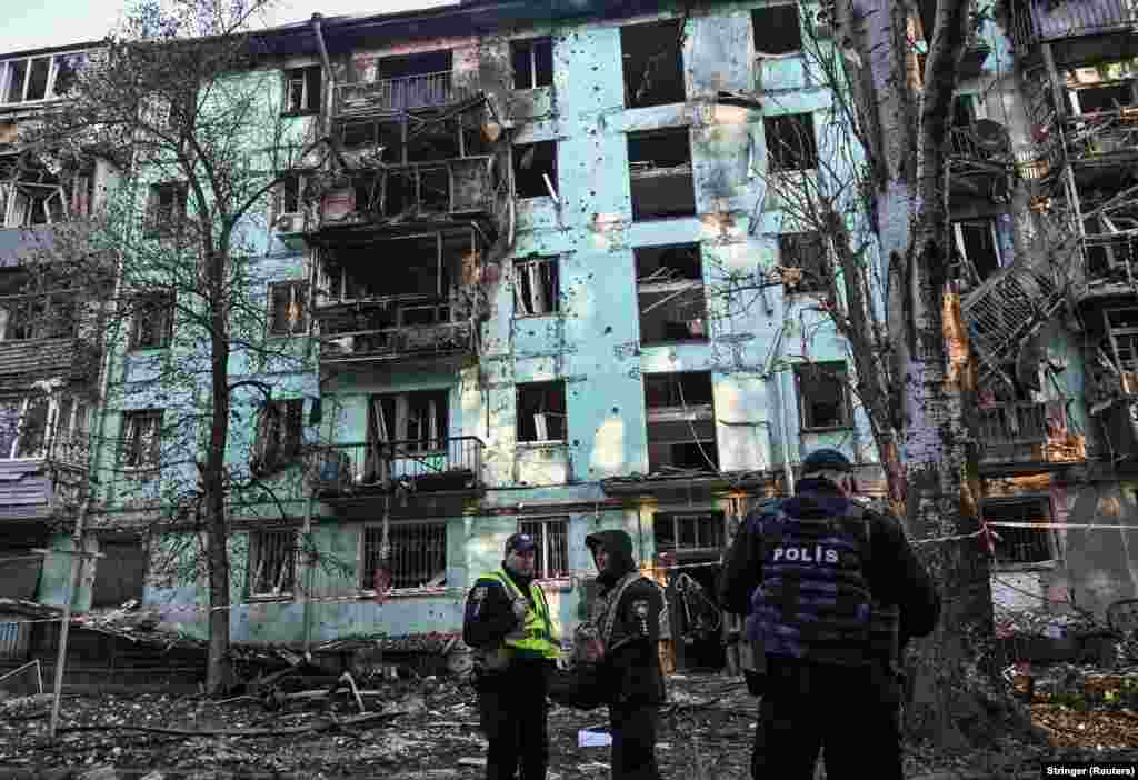 Пошкоджений російською атакою багатоквартирний будинок у Запоріжжі