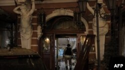 Пожежник заходить у пошкоджений готель після російського ракетного обстрілу в Одесі 31 січня 2025 року