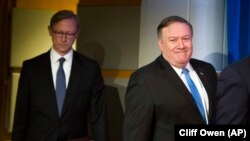 مایک پومپئو وزیر خارجه آمریکا در کنار برایان هوک نماینده ویژه امور ایران