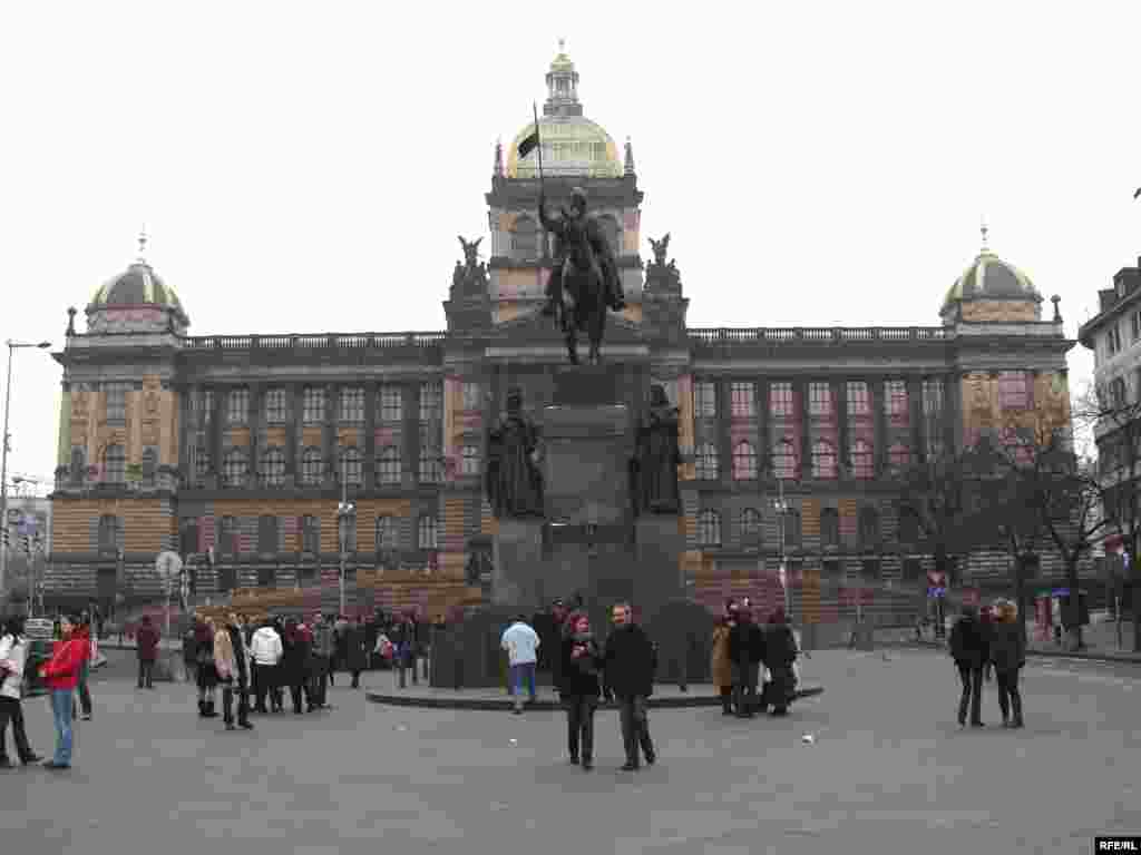 Чех азаматтары үшін Вацлав алаңының тарихи маңызы ерекше - Осы алаңда чех билігінен Қазақстанға күштеп қайтармауды талап еткен қазақ босқындарына президент Назарбаев басқарып отырған  жүйеден қысым көріп, шетелге бассауғалауға мәжбүр болған Ержан Досмұхамедов, Әлнұр Мұсаев секілді саясаткерлер қолдау көрсетті. 