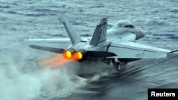 یک جنگنده اف/ای-۱۸ نیروهای دریایی ایالات متحده بر روی ناو هواپیمابر انترپرایز در دریای سرخ
