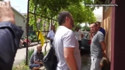 Qırımda yañı tintüvler: Rusiye quvetçileri Kezlevde qırımtatar qorantasınıñ evine keldi (video)