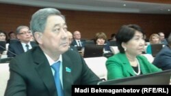 Парламент мәжілісінің төрағасы болып сайланған Бақтықожа Ізмұхамбетов (сол жақта).  Астана, 25 наурыз 2016 жыл.