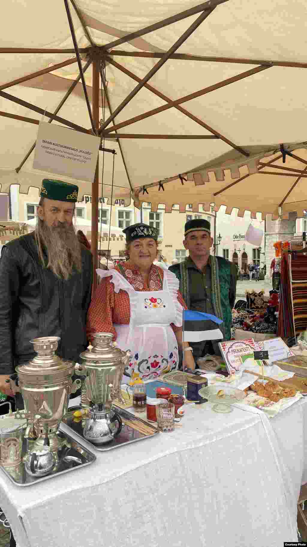 Татарлар да бу олы бәйрәмдә үз почмагын булдырды. Бүгенге көндә Эстониядә ике меңнән артык татар яши. Күп татарлар Таллинн, Нарва, Ида-Вирумаа һәм Маарду шәһәрләрендә гомер итәләр.