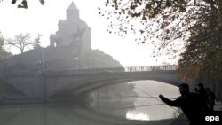 В Тбилиси открылся сезон рыбалки: с наступлением весны каменную набережную Куры заполняют мужчины с удочками