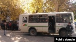 Ўзбекистонлик мардикорлар автобусда депортация марказига олиб кетилмоқда.