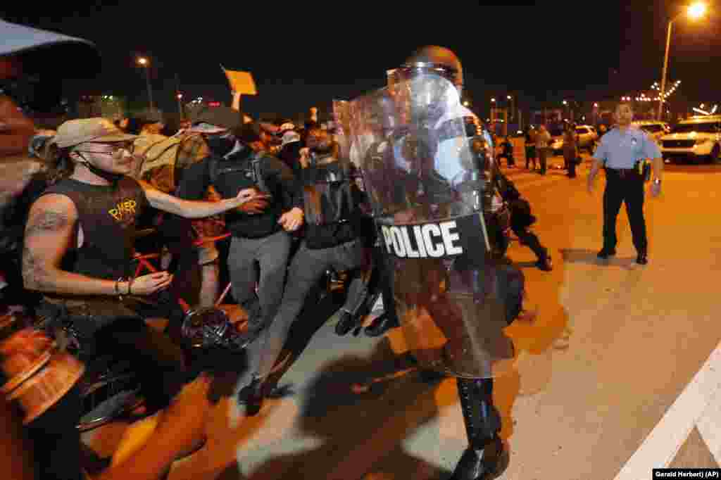 Протестувальники намагаються прорватися через шеренгу поліцейських&nbsp;на мості&nbsp;Crescent City Connection, який пролягає через річку&nbsp;Міссісіпі в Новому Орлеані, під час протесту, пов&#39;язаному зі смертю Джорджа Флойда. Новий Орлеан, штат Луїзіана, 3 травня 2020 року&nbsp;(Фото AP/Gerald Herbert)