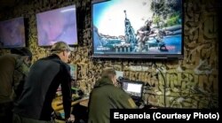 Сотрудники "Мелодии" демонстрируют работу дрона "Ланцет"