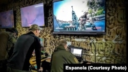 "Melodiya" əməkdaşları "Lancet" dronunu nümayiş etdirirlər.