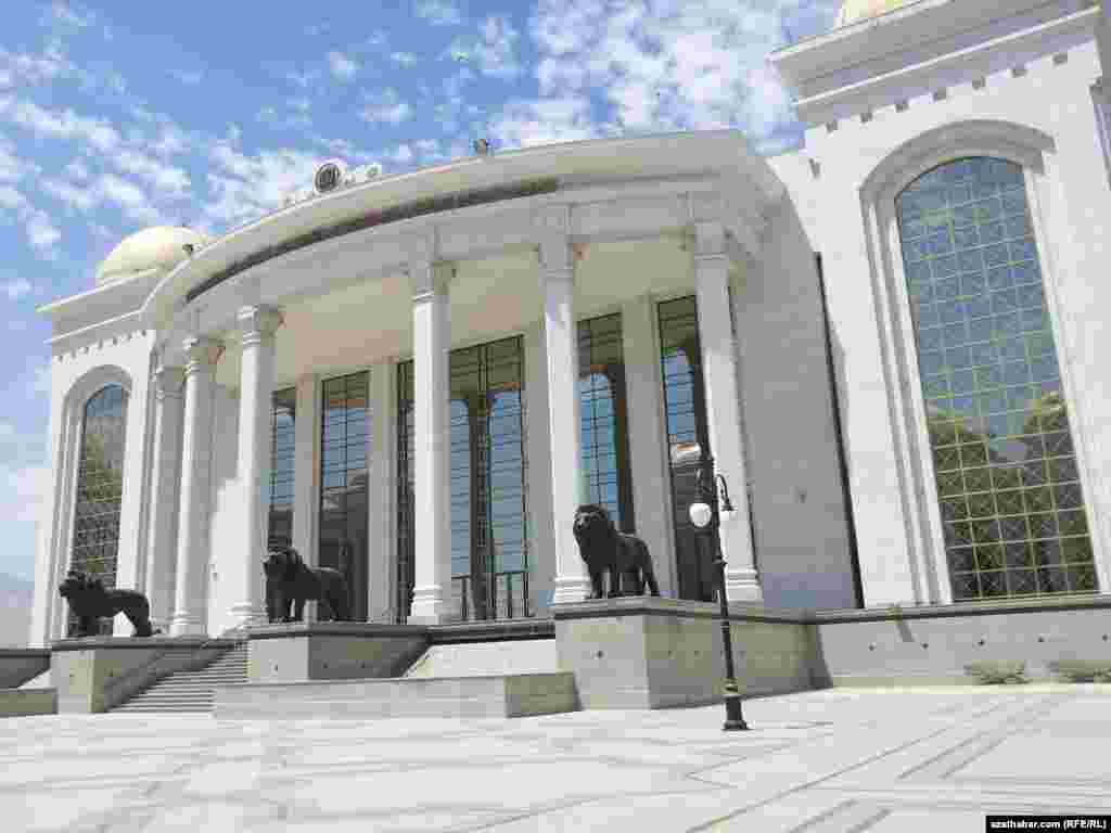 Kitaphanananyň gurluşygy üçin jemi 75 million dollar serişde sarp edilipdir