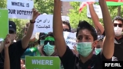 Armenia -- Iranian opposition supporters demonstrate outside the Iranian embassy in Yerevan on June 16, 2009.