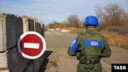 Золотое шаарчасында беш жылдан бери орусиячыл жикчилдер менен кармашып келген украин аскерлерин чыгарып кетүү башталды.