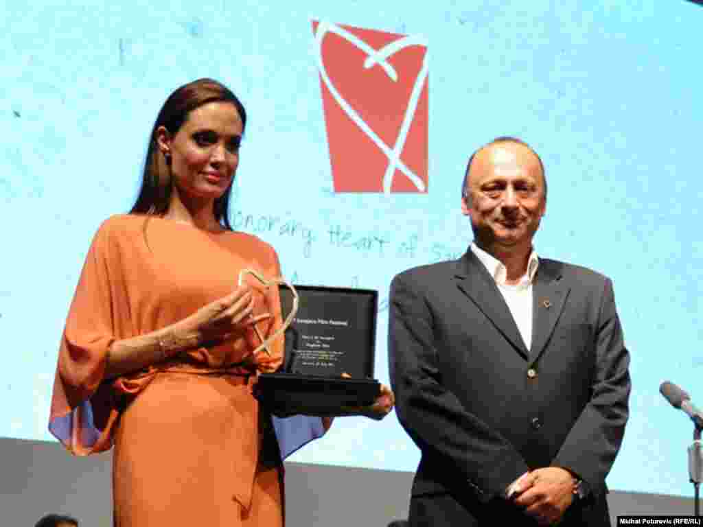 آنجلینا جولی در کنار مرصاد پوری‌واترا، دبیر جشنواره