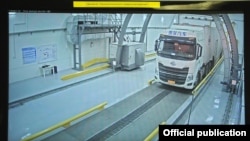 «Эркечтам» көзөмөл-өткөрмө бекетинде ишке кирген инспектордук-кароо комплексининин рентгени автоунааны текшерүүдө.