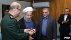 خبرگزاری ایرنا تصویر اعطای نشان درجه دو خدمت توسط حسن روحانی به محسن فخری‌زاده را منتشر کرده است. این نشان ۱۹ بهمن ۹۴ به او داده شد.