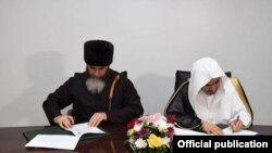 Нохчийчоьнан муфти Чечни Межиев Салахь-Хьаьжа а, Дерригдуьненан исламан лигин секретар ал-Iийса Мухьаммад а.