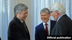 Кыргызстандын тышкы иштер министри Эрлан Абдылдаев, президент Алмазбек Атамбаев жана Германиянын тышкы иштер министри, Европадагы коопсуздук жана кызматташтык уюмунун (ЕККУ) азыркы төрагасы Франк-Валтер Штайнмайер. Бишкек, 31-март,  