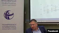 «Թրանսփարենսի ինթերնեշնլ» հակակոռուպցիոն կենտրոնի ծրագրերի ղեկավար Վարուժան Հոկտանյանը ներկայացնում է 2019-ի տվյալները, Երևան, 23 հունվարի, 2020թ.