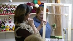 Українська художниця знайомить чехів із традиційним українським ткацтвом (відео)