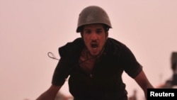 یکی از شورشیان لیبی در جریان درگیری‌های نظامی در نزدیکی شهر بریقه.