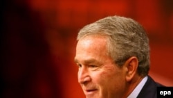 جرج بوش رییس جمهور آمریکا می گوید نباید راهبرد جديد آمريکا دربرخورد شديد با کسانی که به نيروهای آمريکايی درعراق آسيب می رسانند را به معنی حرکت به سمت جنگ با ايران تفسير کرد