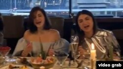Дочери президента Узбекистана Саида (справа) и Шахноза Мирзиёевы на банкете, устроенном в честь российской певицы Полины Гагариной 