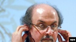 سلمان رشدی، نویسنده هندی تبار که از ملکه بریتانیا لقب «شوالیه» دریافت کرده است