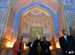 Глава Еврокомиссии Урсула фон дер Ляйен, председатель Европейского совета Антониу Кошта и премьер-министр Узбекистана Абдулла Арипов во время посещения Регистана в Самарканде. 3 апреля 2025 года