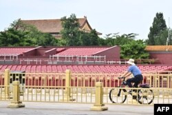 3-nji sentýabrda Pekiniň Tiananmen skwerinde tigir sürüp barýan adam.
