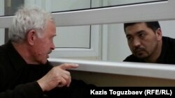 Блогер Ермек Тайчибеков (справа) и его адвокат Анатолий Окуньков до начала процесса. Село Кордай Жамбылской области, 4 ноября 2015 года.        