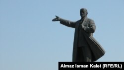 Монумент Ленину в центре города Ош, Кыргызстан, 2009          