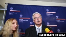 Міністар замежных спраў Польшчы Вітальд Вашчыкоўскі наведвае польскі візавы цэнтар у Менску.