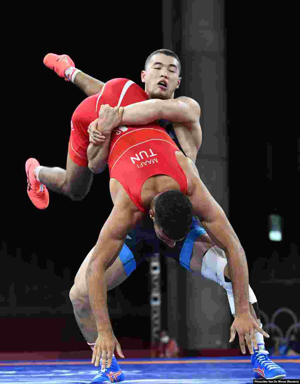 Акжол Махмудов өзүнүн ыкмасын жасап, атаандашын жерден толук көтөрүп, кайра жерге чаап жатат.