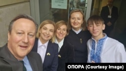 Олег із колишнім міністром закордонних справ Великої Британії Девідом Кемероном у Центрі сприяння документуванню воєнних злочинів «Опори» у Варшаві