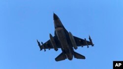 Літак ВПС Туреччини піднімається в небо після зльоту з авіабази Інджирлік в Адані, південна Туреччина. Архівне фото