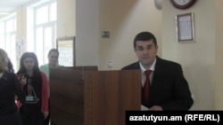 Премьер-министр Нагорного Карабаха, председатель партии «Свободная Родина» Араик Арутюнян во время голосования, Степанакерт, 3 мая 2015 г.