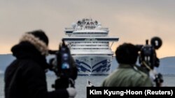 کشتی دیاموند پرنسس ۳۷۰۰ سرنشین دارد که احتمالا ۱۱۰۰ تن از آن‌ها را خدمه و بقیه را مسافران تشکیل می‌دهند.