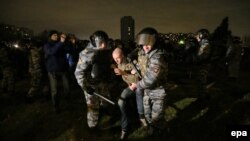 Тартибсизликларга кавказлик муҳожир тарафидан рус йигитининг ўлдирилиши сабаб бўлди.