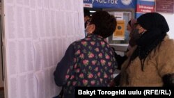 Кыргызстандык шайлоочулар. Архивдик сүрөт.